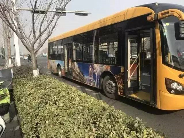 新年將至，一批公交車穿上西海岸定制“新衣”