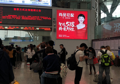 深圳北高鐵站東進(jìn)站區(qū)燈箱廣告