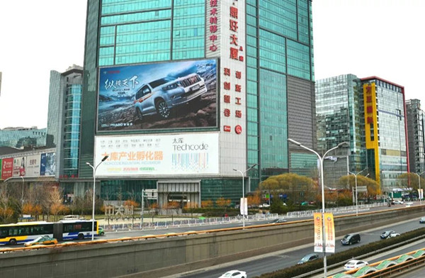 豐田普拉多北京中關村鼎好電子大廈LED屏廣告