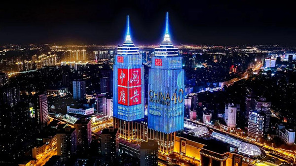為你喝彩，世界級(jí)景觀媒體照亮上海灘！
