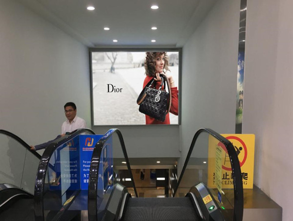 迪奧?？诿捞m機(jī)場(chǎng)燈箱廣告
