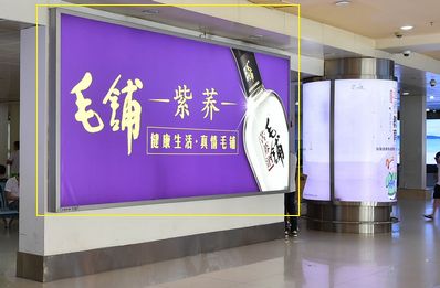 三亞機場T1一層迎客廳，行李廳B出口附近雙面燈箱廣告