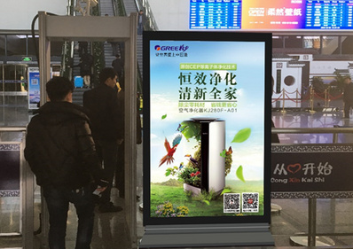 深圳北站安檢通道口滾動(dòng)燈箱廣告