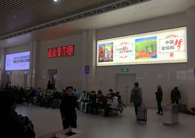 合肥站二樓候車(chē)室燈箱廣告