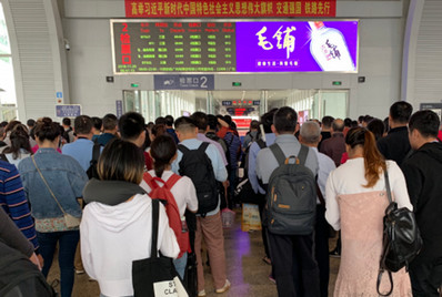 ?？跂|站候車大廳二樓檢票閘機(jī)口LED屏廣告