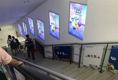 東升站A1、B1電梯通道小燈箱廣告