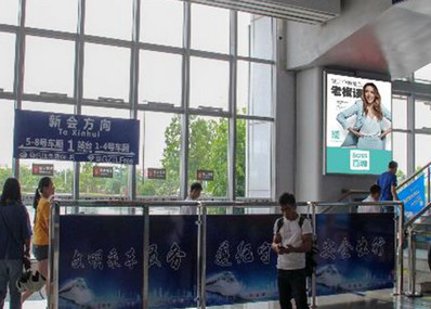 古鎮(zhèn)站A1、B1電梯通道旁包柱燈箱廣告