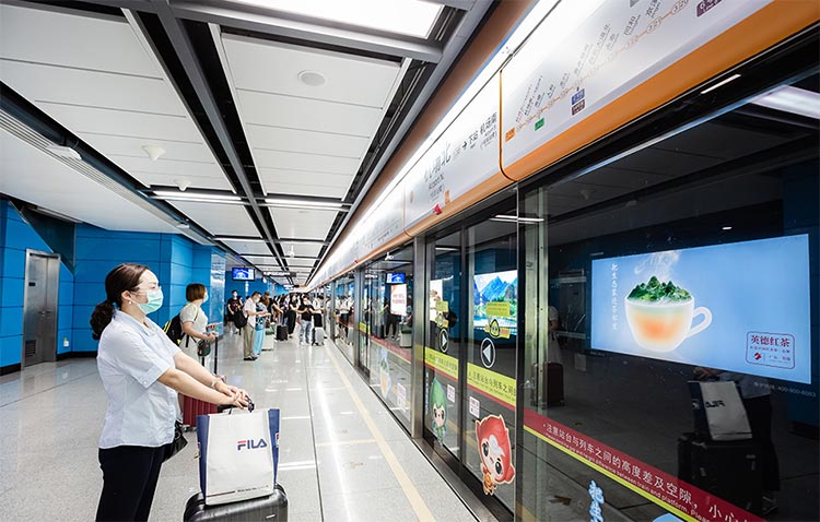 廣州地鐵機(jī)場北站十二封燈箱廣告
