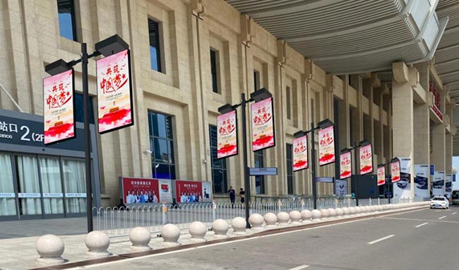 濟南高鐵站東進站口旋轉(zhuǎn)LED燈桿屏怎么樣？
