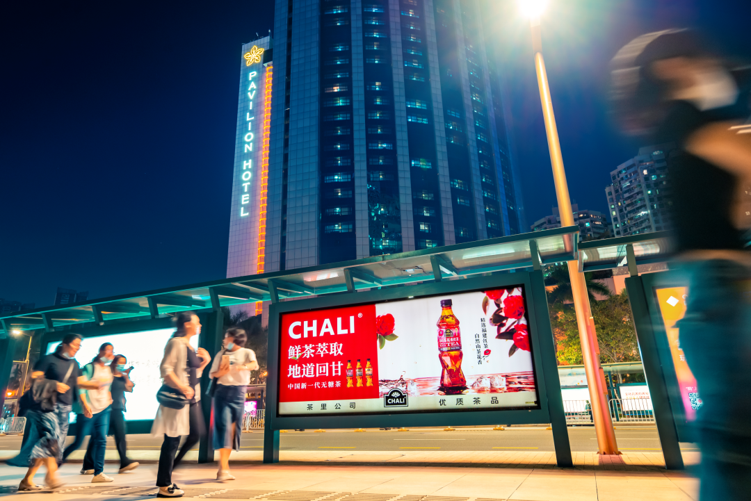 零售快消企業(yè)為何選擇公交候車(chē)亭廣告？
