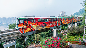 重慶地鐵廣告案例，院線電影重慶地鐵外包車廣告，重慶網(wǎng)紅地鐵廣告效果怎么樣？