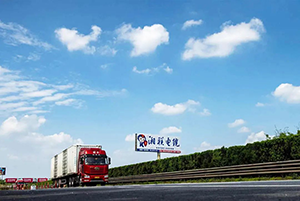 湖南省高速立柱大牌廣告案例，建材電纜高速?gòu)V告，高速公路廣告效果怎么樣？