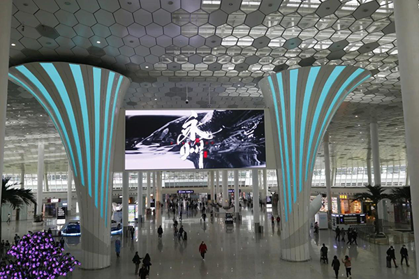 深圳機(jī)場(chǎng)LED大屏廣告價(jià)格多少錢(qián)？政府文旅深圳寶安機(jī)場(chǎng)廣告案例