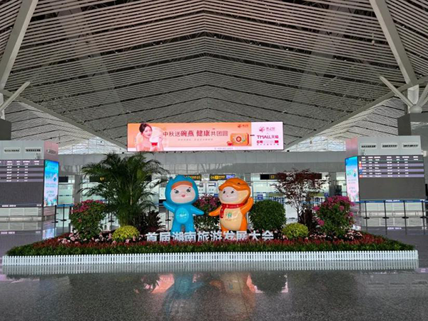 張家界機(jī)場(chǎng)廣告價(jià)格多少錢(qián)？張家界荷花機(jī)場(chǎng)航站樓直接觀(guān)景天門(mén)山