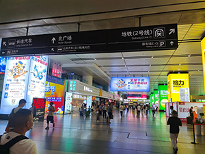 南昌西站高鐵廣告價格多少錢？南昌西高鐵站出站大廳最醒目廣告牌
