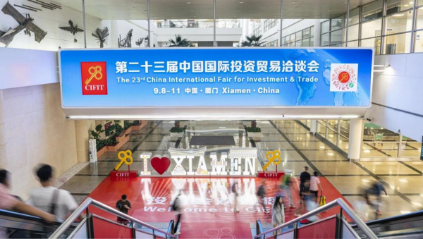 廈門機(jī)場(chǎng)最熱門廣告位？廈門機(jī)場(chǎng)到達(dá)迎賓廣告巨屏LED廣告牌價(jià)格