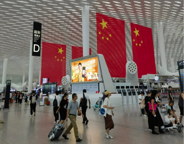 深圳機(jī)場(chǎng)出發(fā)值機(jī)廣告牌旁的大蓮蓬是干啥用的？深圳機(jī)場(chǎng)廣告價(jià)格