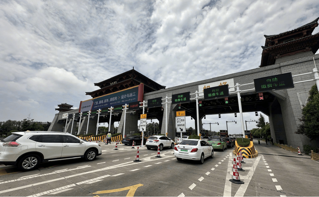 西安高速收費站站頂LED大屏廣告價格？機場高速灞橋收費站廣告牌