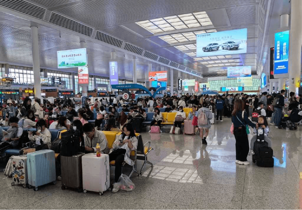 昆明南站廣告價(jià)格多少錢？昆明南高鐵站候車大廳LED屏廣告位置優(yōu)勢