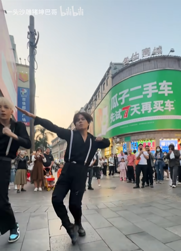 當(dāng)深圳東門步行街戶外大牌廣告遇上科目三，閣下又該如何應(yīng)對？