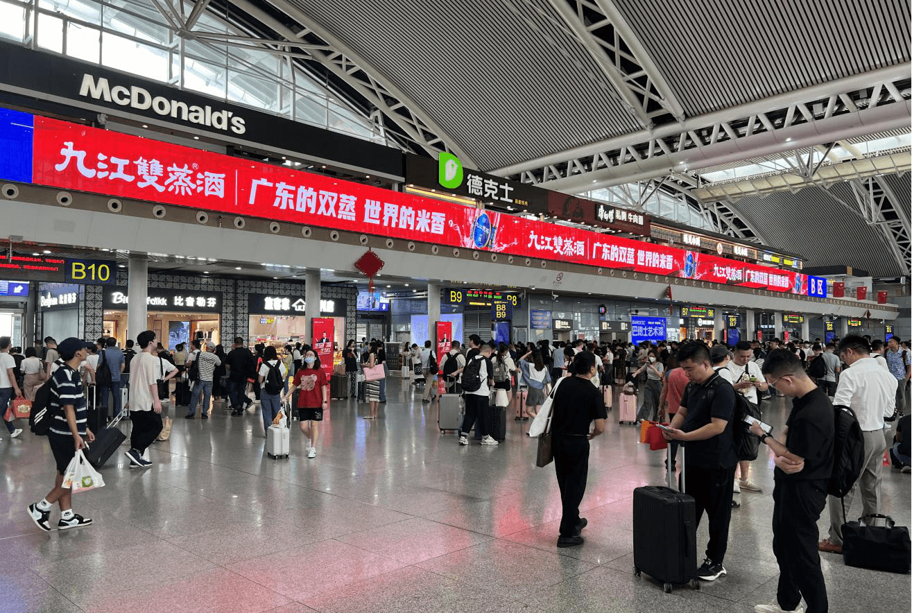廣州南站候車大廳LED大屏廣告價(jià)格收費(fèi)多少？廣州南高鐵站廣告案例