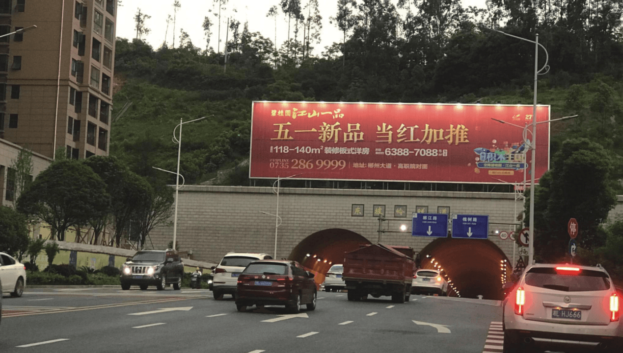 郴州戶外大牌三面翻廣告價(jià)格收費(fèi)多少錢？郴州樓體廣告牌位置優(yōu)勢(shì)