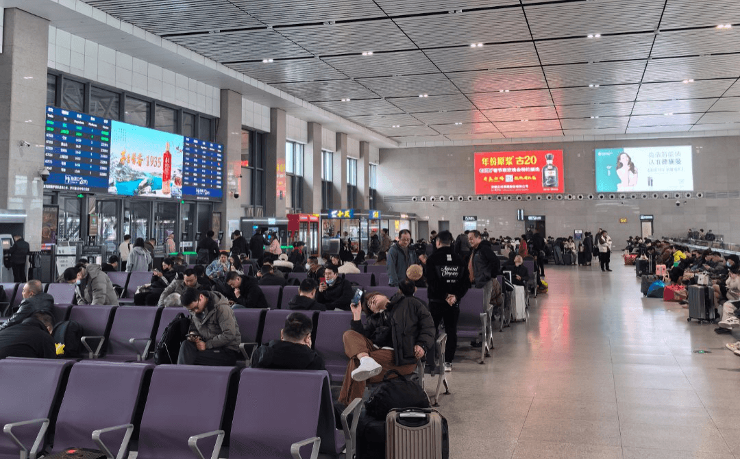 嘉興南高鐵站廣告價格收費多少錢？嘉興南站春運熱門候車廣告牌