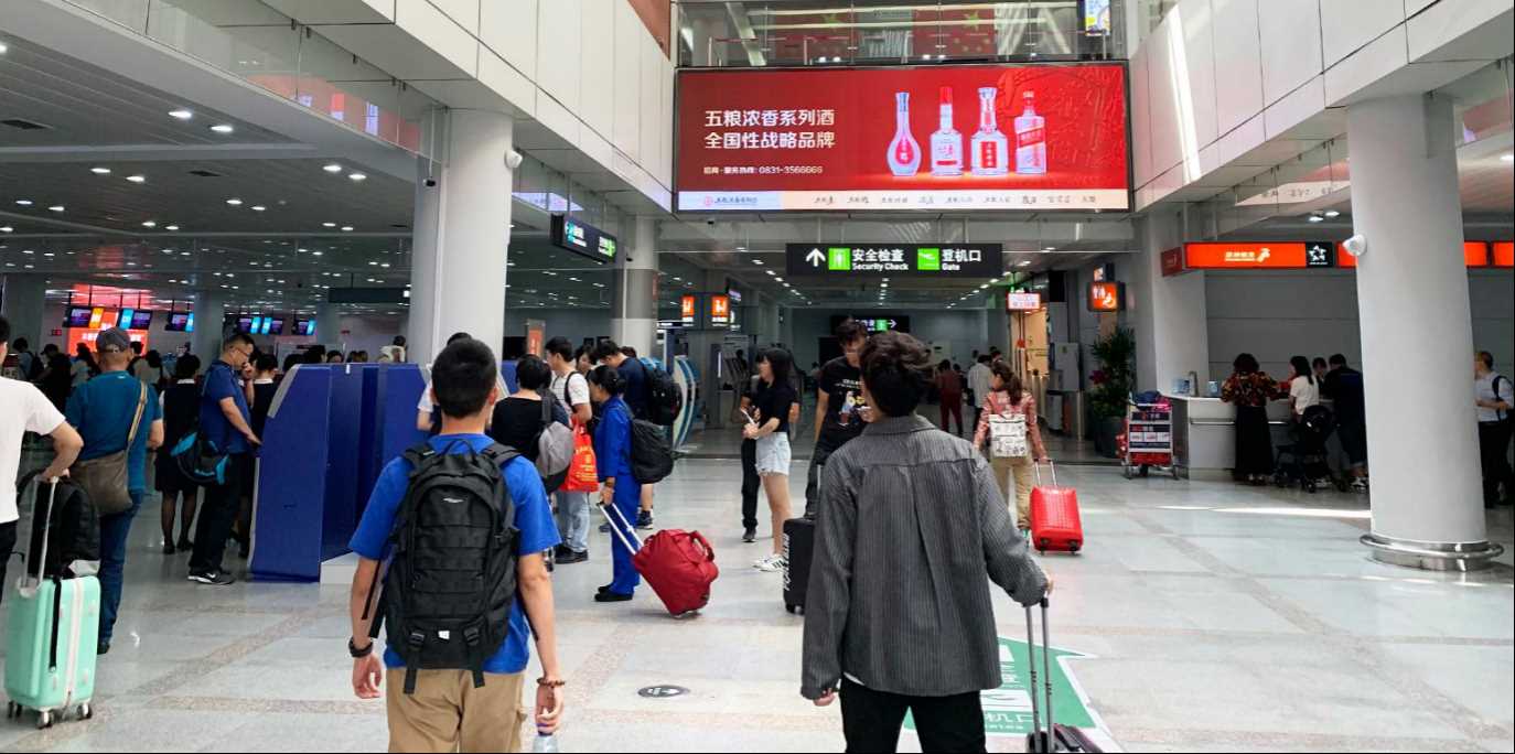 泉州晉江機(jī)場廣告價格收費(fèi)，泉州機(jī)場春運(yùn)出發(fā)到達(dá)廣告LED大屏