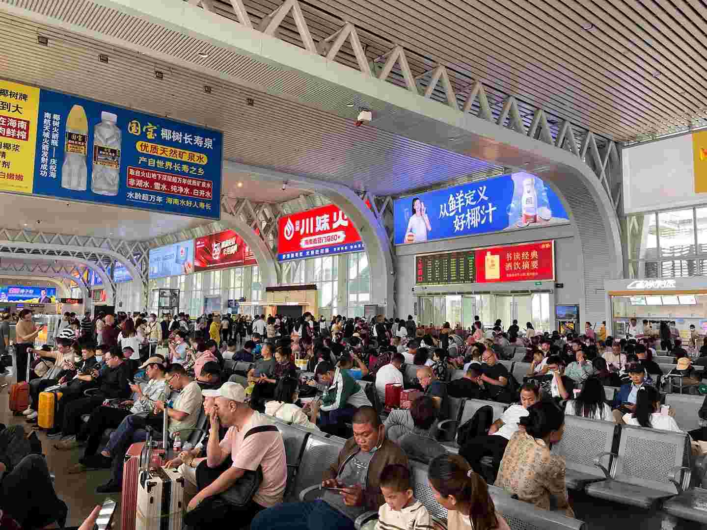 ?？跂|站高鐵廣告價(jià)格收費(fèi)，?？诟哞F東站候車大廳廣告牌春運(yùn)熱門