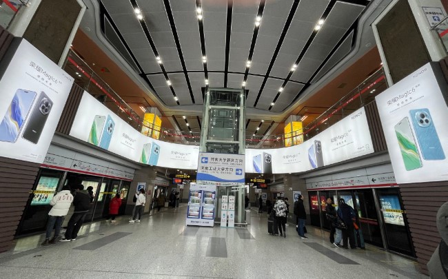 鄭州地鐵廣告價(jià)格收費(fèi)，鄭州地鐵1號線換乘站鄭州東站廣告案例