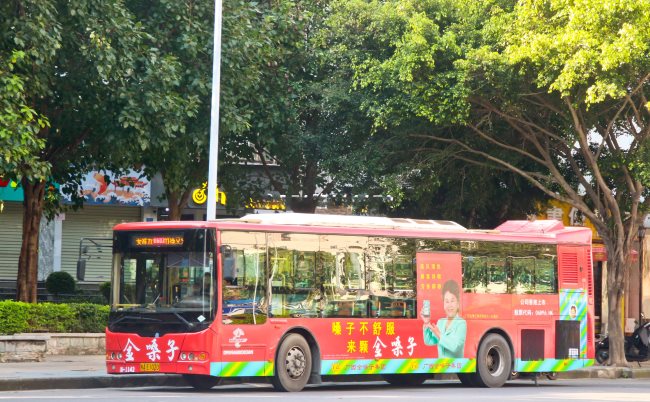 南寧公交車廣告廣告案例線路推薦，南寧公交車身廣告價格收費