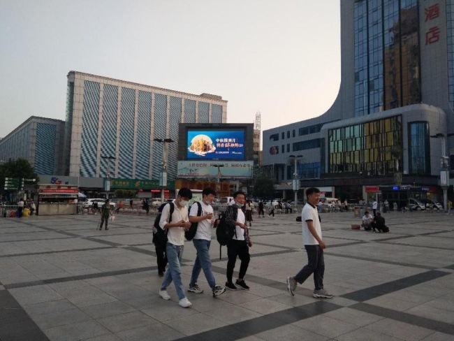 鄭州LED大屏廣告價格收費(fèi)標(biāo)準(zhǔn)，鄭州機(jī)場火車后戶外LED大屏廣告