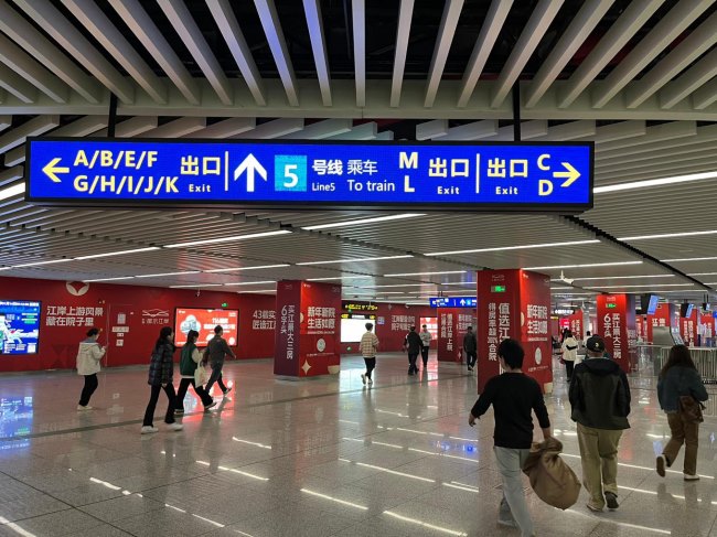 南寧地鐵廣告價(jià)格收費(fèi)，南寧地鐵廣西大學(xué)站廳站臺墻貼包柱廣告