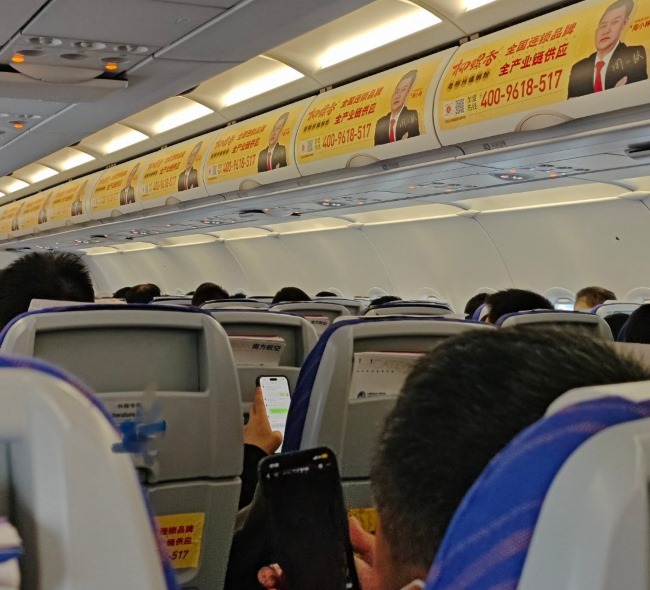 南方航空客艙三件套廣告價(jià)格，南航頭枕巾座椅桌板行李架彩貼廣告