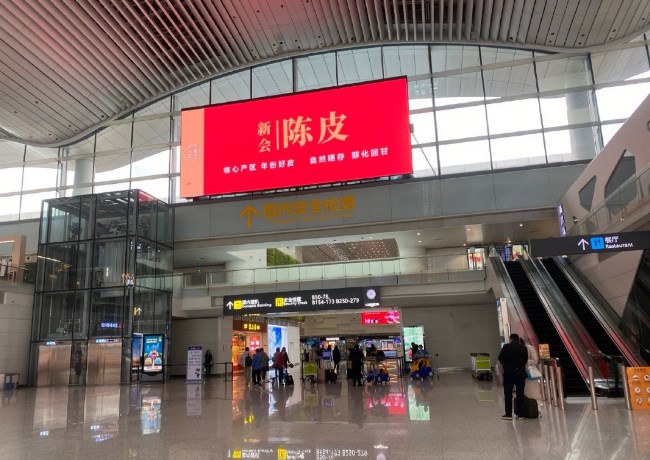 廣州機(jī)場(chǎng)出發(fā)值機(jī)大廳熱門廣告位案例，廣州白云機(jī)場(chǎng)廣告價(jià)格收費(fèi)