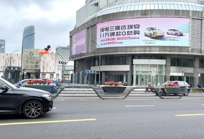 寧波天一廣場(chǎng)東門口戶外大牌廣告價(jià)格，寧波三江口外灘樓體廣告牌