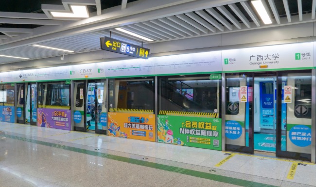 南寧地鐵廣告價(jià)格收費(fèi)，南寧地鐵站臺(tái)屏蔽門玻璃貼廣告優(yōu)勢(shì)分析
