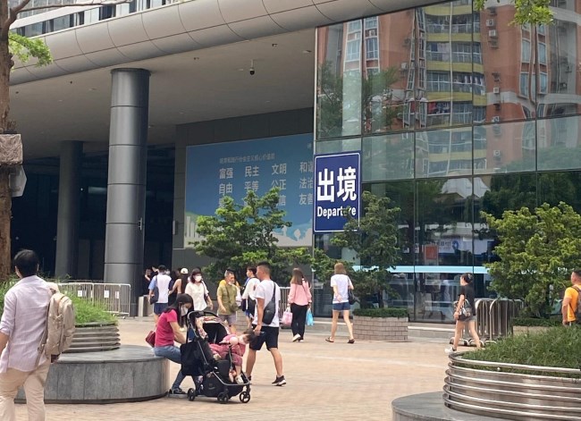 福田口岸廣場出入口戶外廣告牌位置優(yōu)勢，深圳福田口岸廣告價(jià)格收費(fèi)
