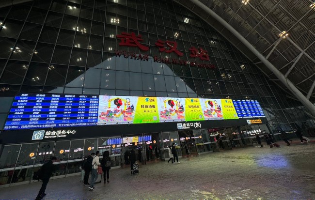 武漢火車站廣告價(jià)格收費(fèi)，武漢高鐵站進(jìn)站口打卡點(diǎn)門楣LED大屏廣告