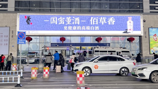長(zhǎng)沙南站廣告價(jià)格收費(fèi)，長(zhǎng)沙南高鐵站進(jìn)站口打卡點(diǎn)門(mén)楣LED大屏廣告