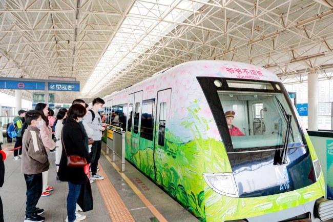 武漢地鐵廣告價格收費，武漢地鐵列車廣告內(nèi)外包車廣告櫻花案例圖