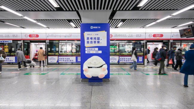 杭州地鐵創(chuàng)意包柱廣告鳳起路小羊座椅案例，杭州地鐵廣告價格收費