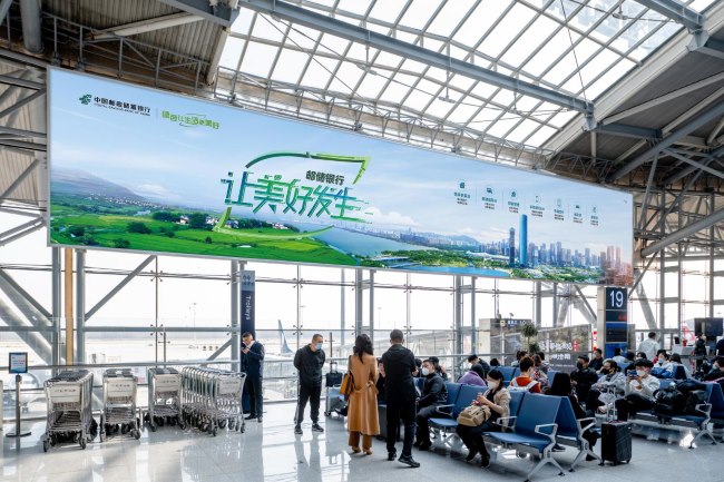濟南遙墻機場候機大廳正中央巨幅大牌燈箱，濟南機場廣告價格收費