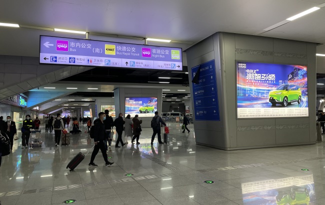 鄭州東高鐵站到達(dá)換乘大廳包柱燈箱廣告牌，鄭州東站廣告價(jià)格收費(fèi)