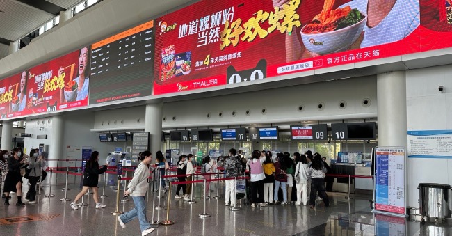 柳州白蓮機(jī)場(chǎng)出發(fā)大廳巨型地標(biāo)LED大屏廣告，柳州機(jī)場(chǎng)廣告價(jià)格收費(fèi)