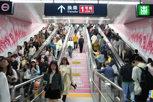 福州地鐵廣告價(jià)格收費(fèi)，福州地鐵南門兜站換乘扶梯通道墻貼廣告