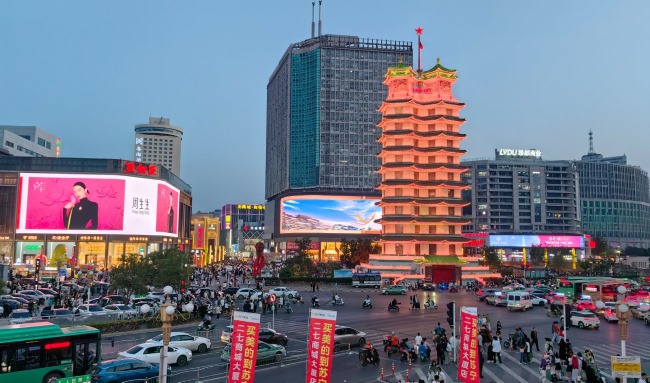 鄭州亞細(xì)亞卓悅城LED巨屏廣告價(jià)格，鄭州二七廣場弧形老鳳祥大屏廣告