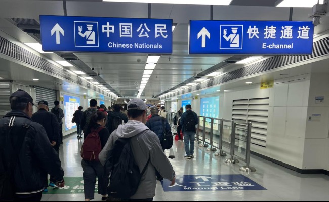 深圳羅湖口岸往香港過關(guān)必經(jīng)通道燈箱廣告牌，羅湖口岸廣告價(jià)格
