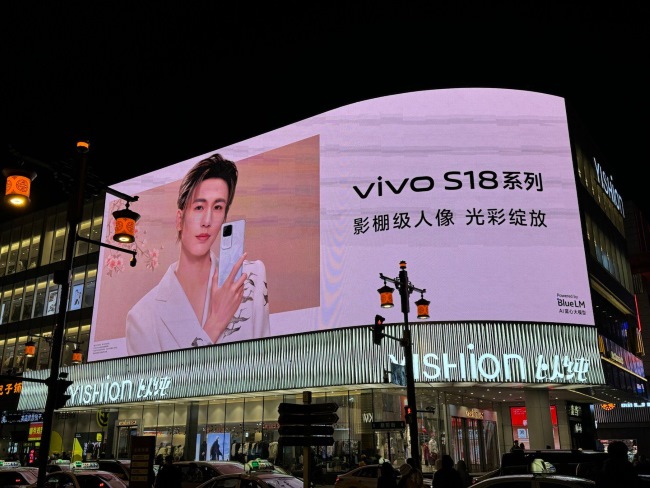 沈陽中街以純商場外墻弧面LED地標(biāo)大屏廣告價格，沈陽戶外LED大屏廣告