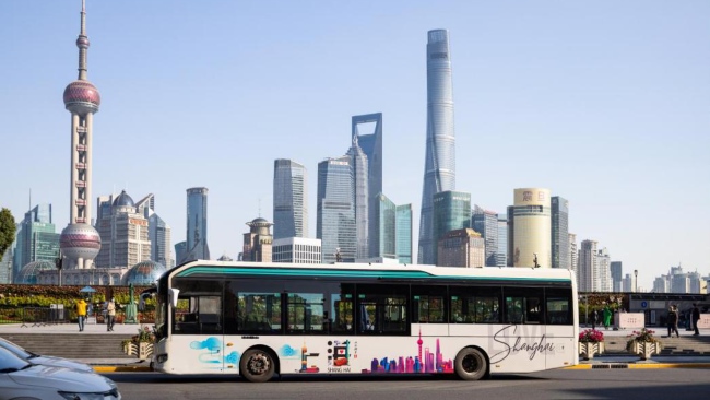 上海公交廣告車身貼紙巴士廣告線路案例圖，上海公交車巴士廣告價格收費(fèi)